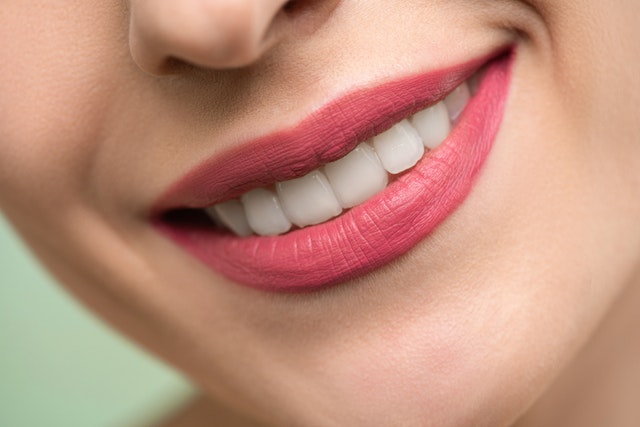Naturalne sposoby na wybielanie zębów