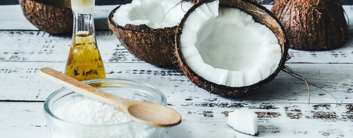 mycie zębów olejem kokosowym